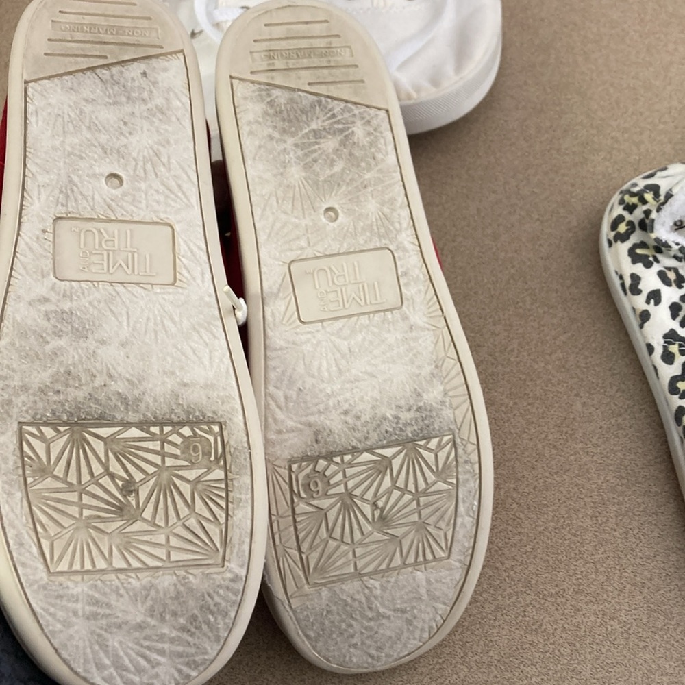 3 pair tennis shoes - Picture 6 of 10